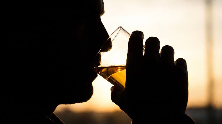 Estudio advierte que el alcohol puede afectar la salud física y mental incluso con un consumo moderado