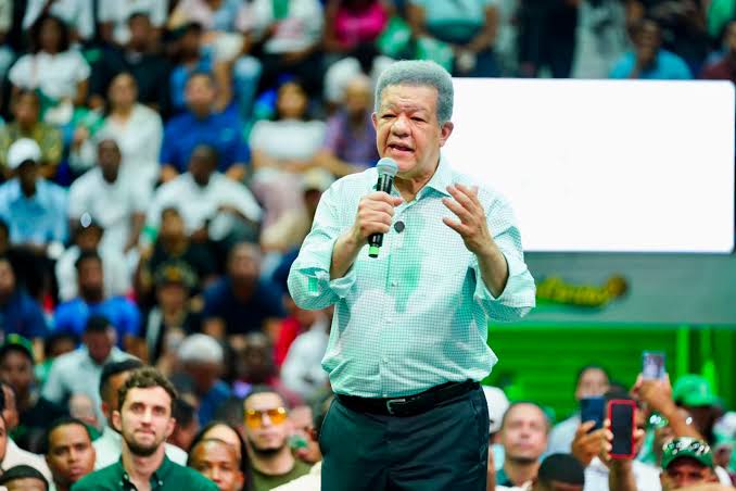 Leonel Fernández critica al PRM y afirma: «Las multas se pagan con muerte»