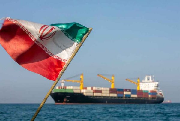 Irán permitiría paso por Ormuz si cesa presencia de EU