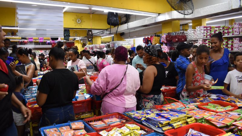 Padres denuncian aumento en precios de útiles escolares a pocas semanas del inicio de clases