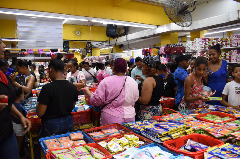 Padres denuncian aumento en precios de útiles escolares a pocas semanas del inicio de clases