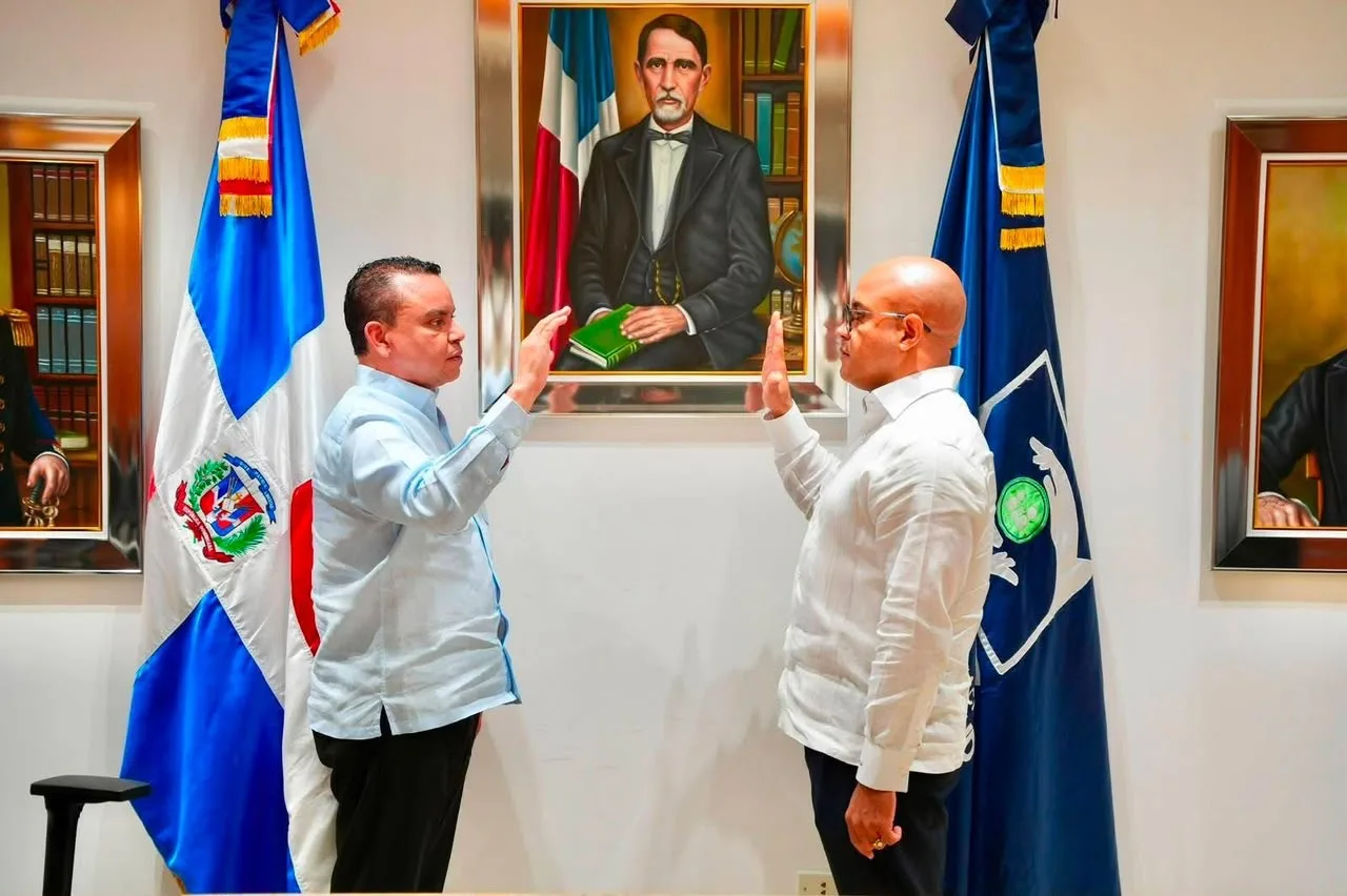 Gewil Elías Acosta Jiménez es designado director interino del Hospital Padre Billini