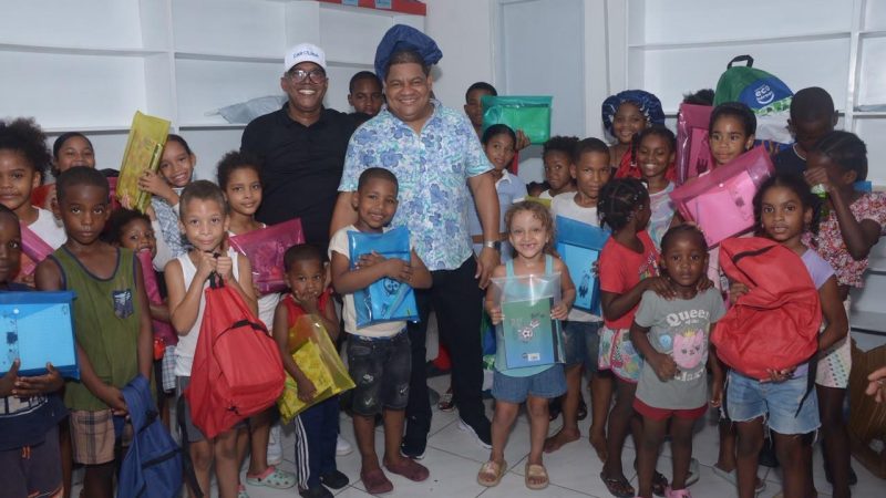 Yuli Norberto entrega kits y útiles escolares a niños de sectores vulnerables ante el inicio del año escolar