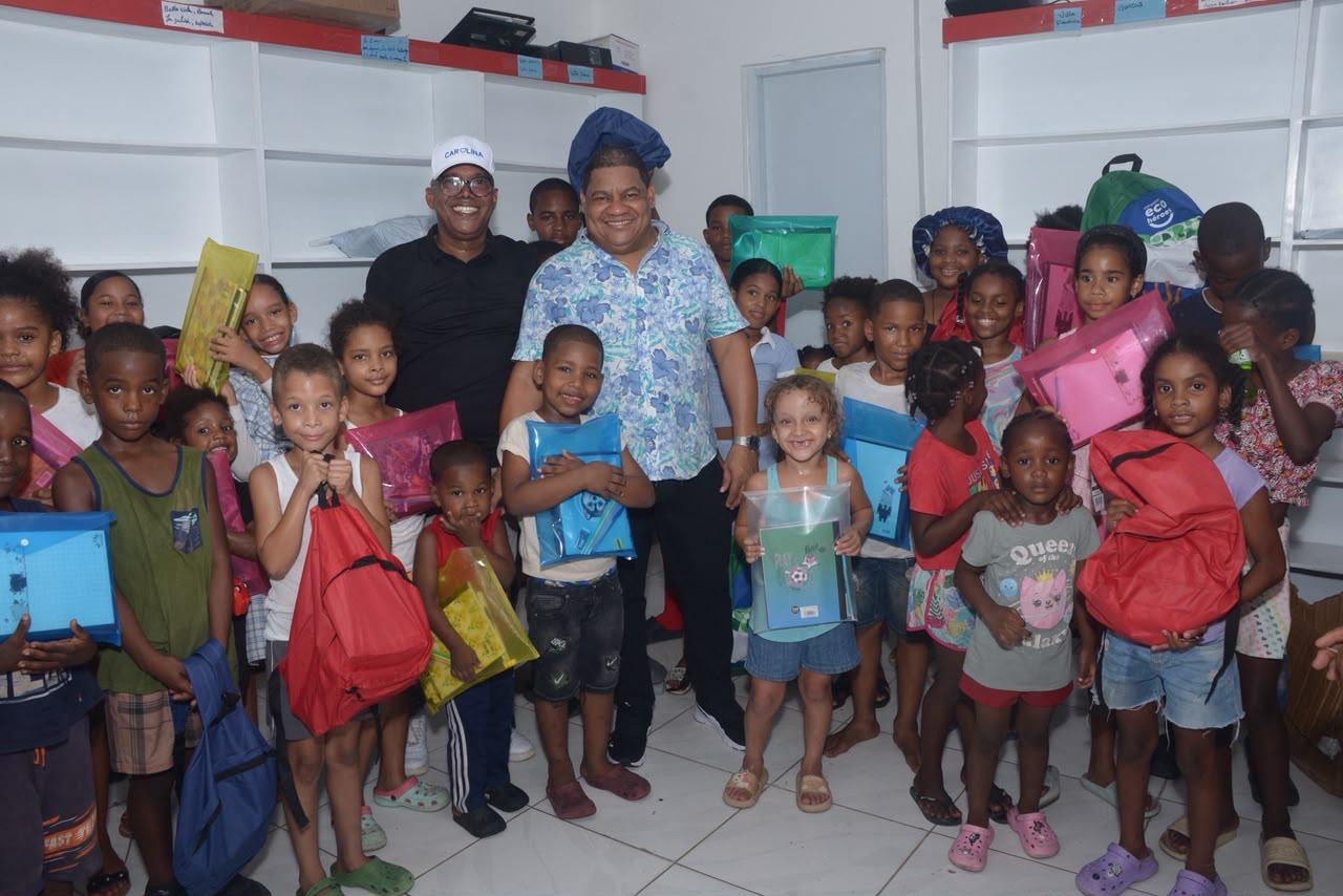 Yuli Norberto entrega kits y útiles escolares a niños de sectores vulnerables ante el inicio del año escolar
