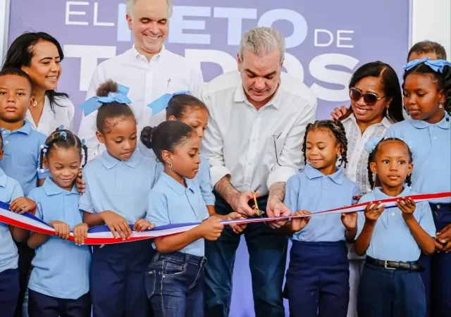 Abinader llama a estudiantes y docentes a integrarse al año escolar 2026