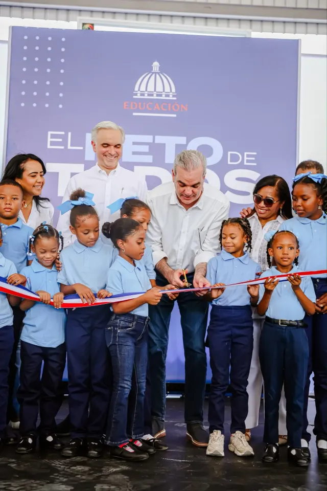 Abinader llama a estudiantes y docentes a integrarse al año escolar 2026