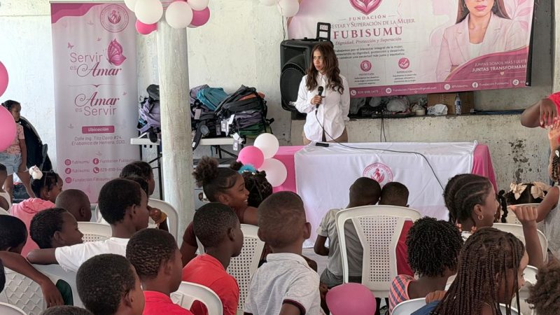 Fubisumu dona centenares de mochilas con útiles escolares a estudiantes de Yaguate y Palenque