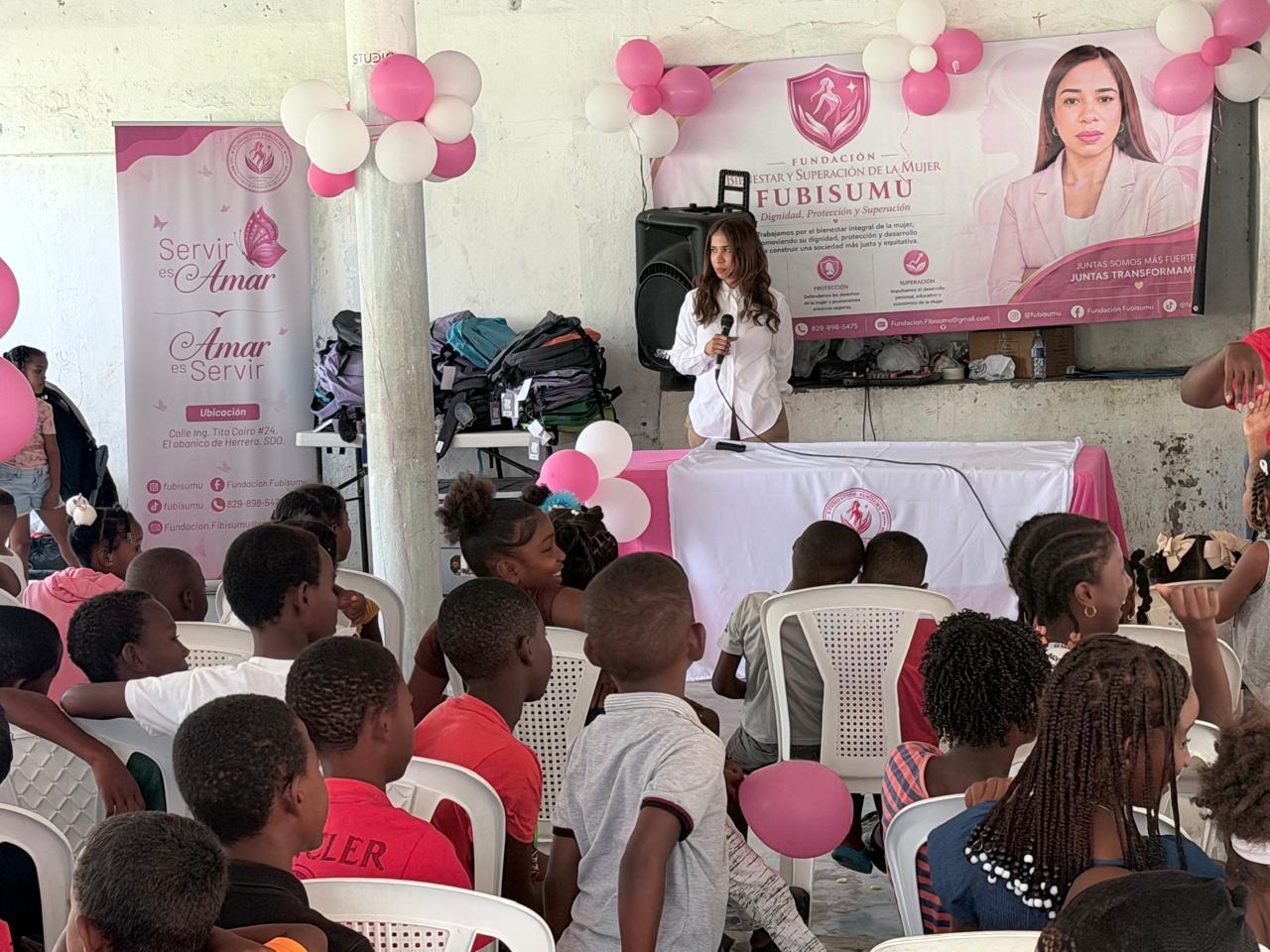 Fubisumu dona centenares de mochilas con útiles escolares a estudiantes de Yaguate y Palenque