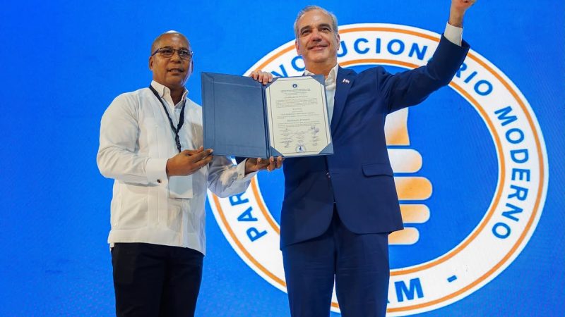 Luis Abinader asume la presidencia del PRM para el período 2026-2030