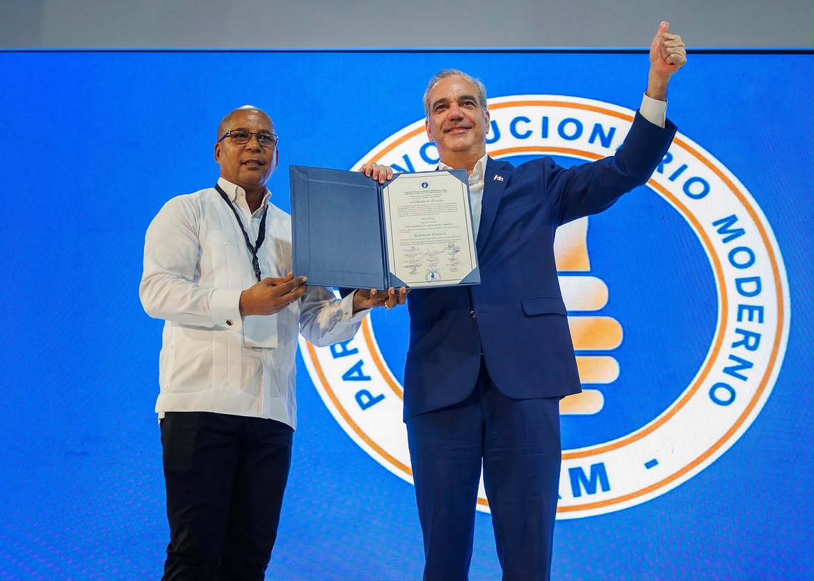 Luis Abinader asume la presidencia del PRM para el período 2026-2030
