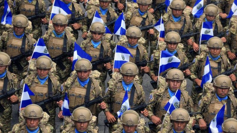 Soldados salvadoreños recorren por primera vez las calles de Puerto Príncipe en busca de cuatro militares de ese país secuestrados por bandas terroristas de la nación isleña