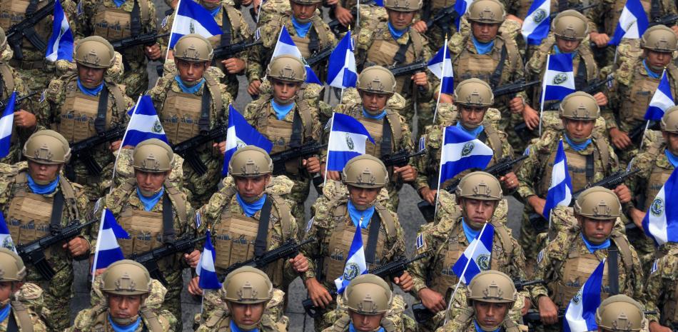 Soldados salvadoreños recorren por primera vez las calles de Puerto Príncipe en busca de cuatro militares de ese país secuestrados por bandas terroristas de la nación isleña